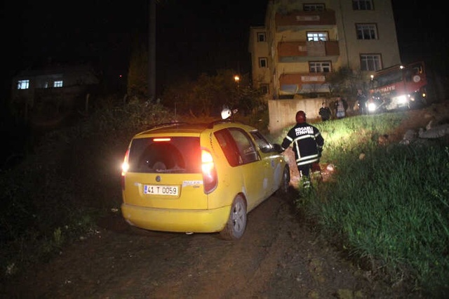 Taksi İnşaat Çukurunda Asılı Kaldı, Mahsur Kalan Sürücüyü İtfaiye Ekipleri Kurtardı