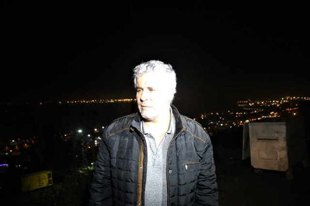 Taksi İnşaat Çukurunda Asılı Kaldı, Mahsur Kalan Sürücüyü İtfaiye Ekipleri Kurtardı