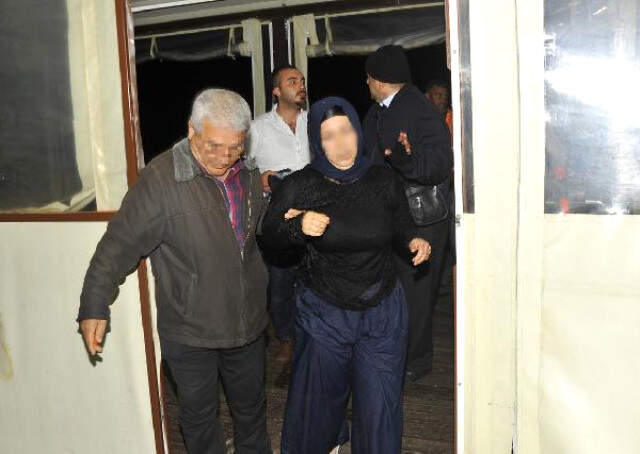 İntihar Etmek İçin Nehre Atlayan Kadını, Gelin ve Damadı Gezdiren Gondolcu Kurtardı İntihar Etmek İçin Nehre Atlayan Kadını, Gelin ve Damadı Gezdiren Gondolcu Kurtardı