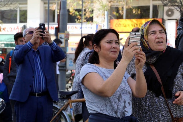 İntihar Girişimini Çocuklarıyla İzleyip Canlı Yayın Yapan Vatandaşlar Pes Dedirtti