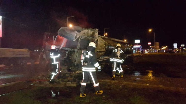 <a class='keyword-sd' href='/madeni-yag/' title='Madeni Yağ'>Madeni Yağ</a> Yüklü Tanker Alev Alev Yandı