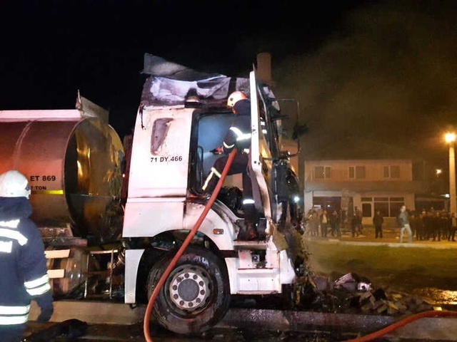 Madeni Yağ Yüklü Tanker Alev Alev Yandı