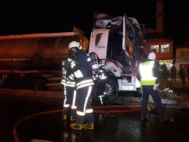 Madeni Yağ Yüklü Tanker Alev Alev Yandı