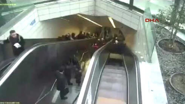 Metro İstasyonunun Yürüyen Merdiveni Çökmüştü! Korkunç Kazanın Görüntüleri Ortaya Çıktı