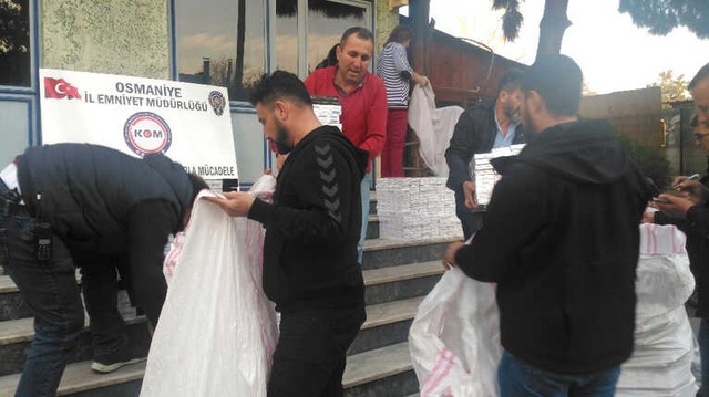 Minibüsün Gizli Bölmesinden 10 Bin 100 Paket Kaçak Sigara Çıktı