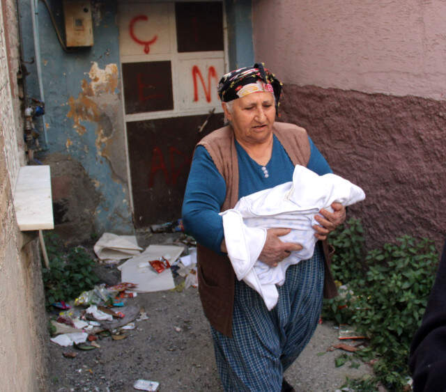 Vicdansız Anne Yeni Doğmuş Bebeğini Çıplak Halde Çöplüğe Bıraktı