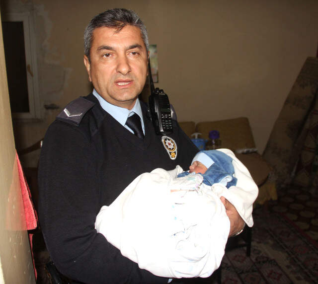Vicdansız Anne Yeni Doğmuş Bebeğini Çıplak Halde Çöplüğe Bıraktı