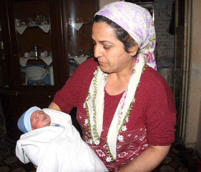 Vicdansız Anne Yeni Doğmuş Bebeğini Çıplak Halde Çöplüğe Bıraktı