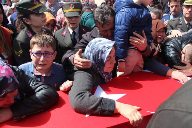 Afrin Şehidinin Annesi Feryadıyla Yürek Dağladı: Çatık Kaşlı Oğlum Benim, Nereye Gidiyorsun