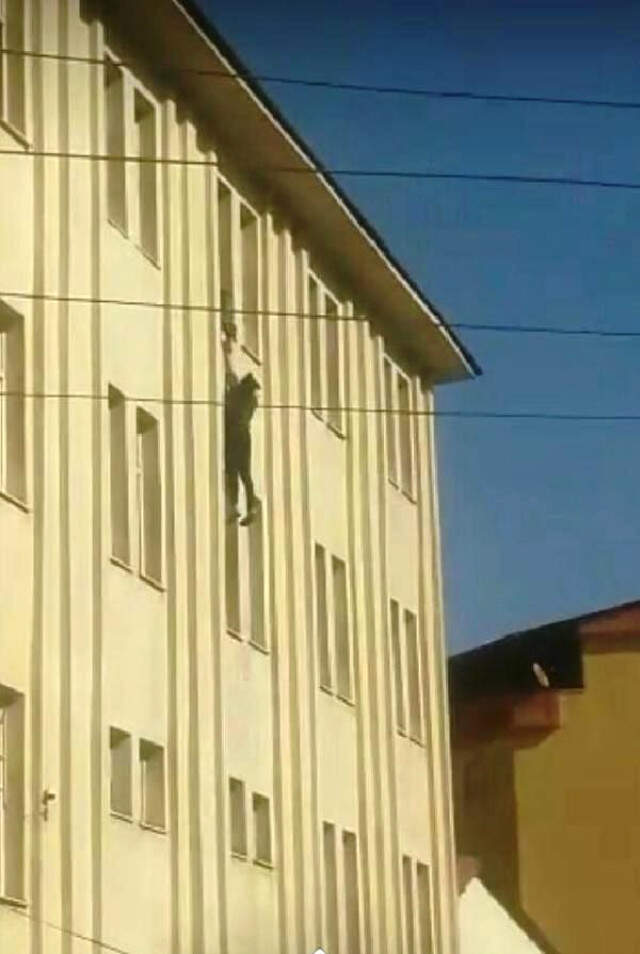 Liseli Kızın Kaldığı Yurdun 4'üncü Katından Atladığı Anlar Kameraya Yansıdı