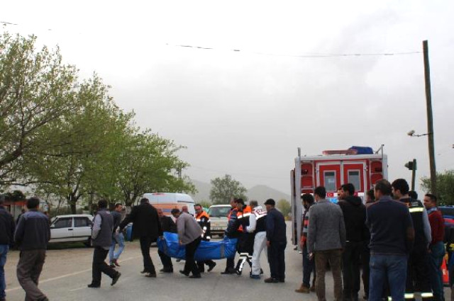 Otomobille Belediye Kamyoneti Çarpıştı: 3 Ölü, 1 Yaralı