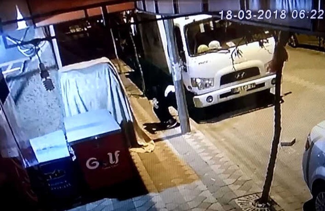 Hırsız Balkondan Girdi, Uyuyan Kadının Boynundan Kolyesini Kopardı! Kamera Kayıttaydı