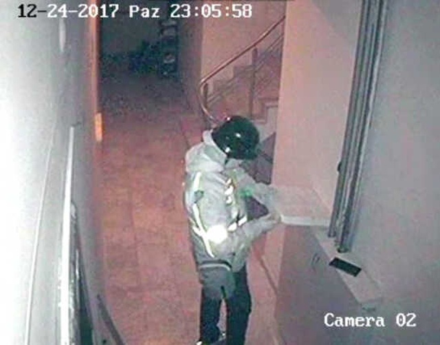 Pizzaya Tüküren Kurye Güvenlik Kameralarına Yakalandı