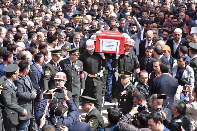 Afrin Şehidinin Annesi Feryadıyla Yürek Dağladı: Çatık Kaşlı Oğlum Benim, Nereye Gidiyorsun