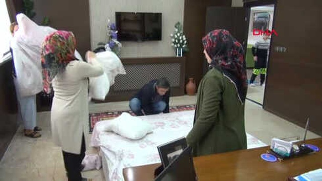 İranlı Turistler, Otelde Yer Bulamayınca Öğretmenevi Müdürünün Makam Odasında Kaldı