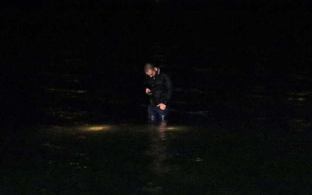 Alkollü Sürücü, Göle Düşen Aracının Akıntıya Kapılmaması İçin Üzerine Çıkıp Bekledi