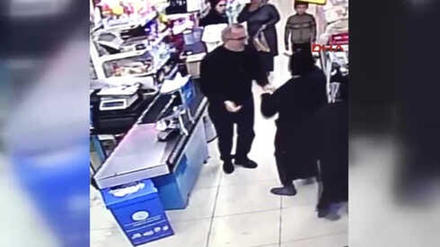 Olay Anı Kamerada! Siyah Pardösü Giyip Marketi ve Kendilerine Direnen Müşteriyi Soydular