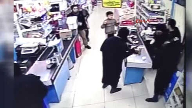 Olay Anı Kamerada! Siyah Pardösü Giyip Marketi ve Kendilerine Direnen Müşteriyi Soydular