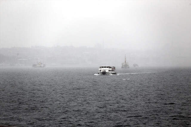 İstanbul'da Sis Kabusu! Görüş Mesafesi Düştü, Trafik Yavaşladı İstanbul'da Sis Kabusu! Görüş Mesafesi Düştü, Trafik Yavaşladı