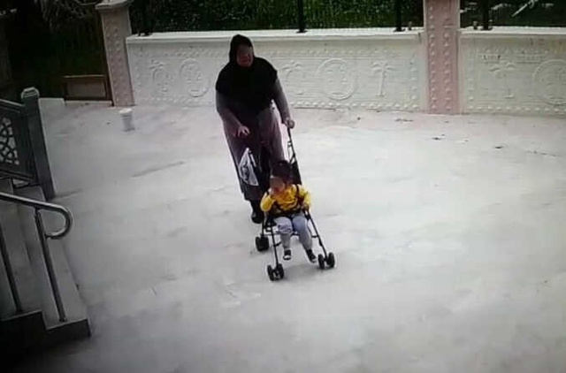 Çocuğuyla Birlikte Tuvalete Giren Kadının Ardından Girip Cinsel Tacizde Bulundu