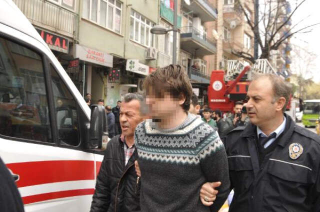 Soyunup Çatıya Çıkan Üniversite Öğrencisi, Çay İçme Teklifini Duyunca Aşağı İndi