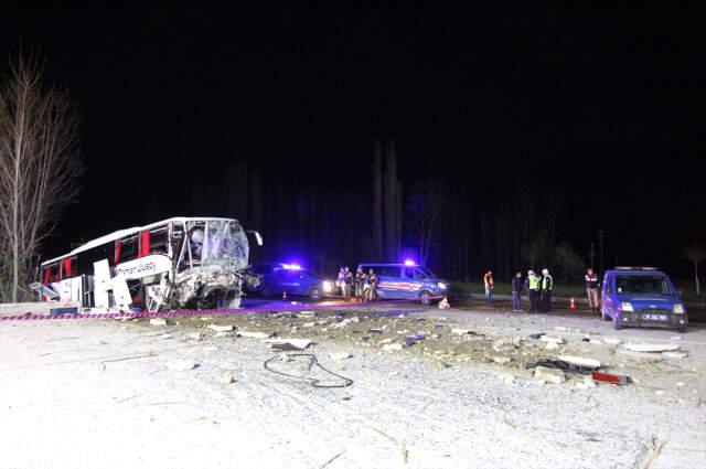 Yolcu Otobüsü Önce Ağaçlara, Sonra İstinat Duvarına Çarptı: 2 Ölü, 33 Yaralı