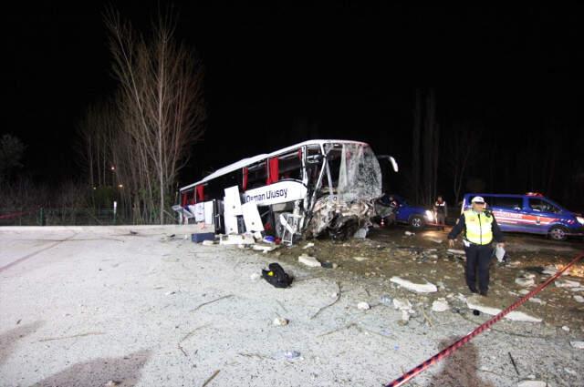 Yolcu Otobüsü Önce Ağaçlara, Sonra İstinat Duvarına Çarptı: 2 Ölü, 33 Yaralı