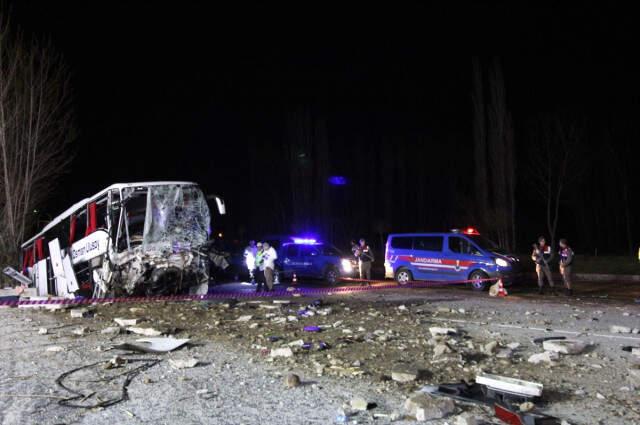 Yolcu Otobüsü Önce Ağaçlara, Sonra İstinat Duvarına Çarptı: 2 Ölü, 33 Yaralı