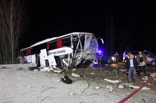 Yolcu Otobüsü Önce Ağaçlara, Sonra İstinat Duvarına Çarptı: 2 Ölü, 33 Yaralı