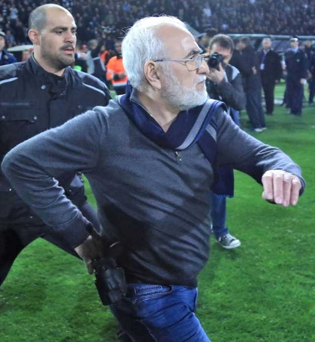 Yunanistan'da Silahlı Başkan, Futboldan 3 Yıl Men Edildi