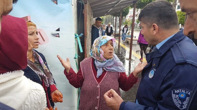 Alkol Alıp Dilenen Yaşlı Kadın Zabıtaya Kök Söktürdü