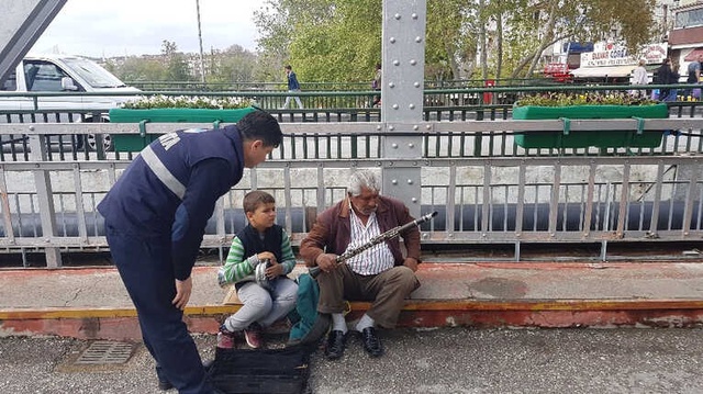 Alkol Alıp Dilenen Yaşlı Kadın Zabıtaya Kök Söktürdü