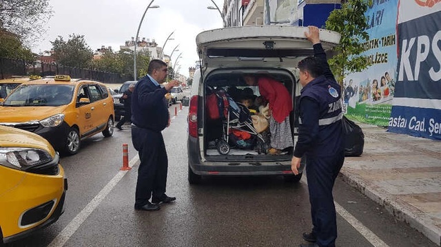 Alkol Alıp Dilenen Yaşlı Kadın Zabıtaya Kök Söktürdü
