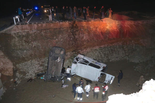 Bayburt'ta 8 Kişinin Öldüğü 4 Kişinin Yaralandığı Trafik Kazasına 2 Gözaltı Bayburt'ta 8 Kişinin Öldüğü 4 Kişinin Yaralandığı Trafik Kazasına 2 Gözaltı