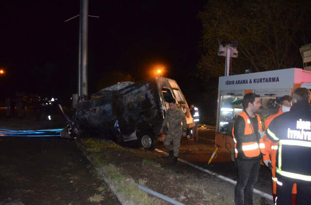 Iğdır'da Kaçak Göçmenleri Taşıyan Minibüs Kaza Yaptı: 17 Ölü, 38 Yaralı