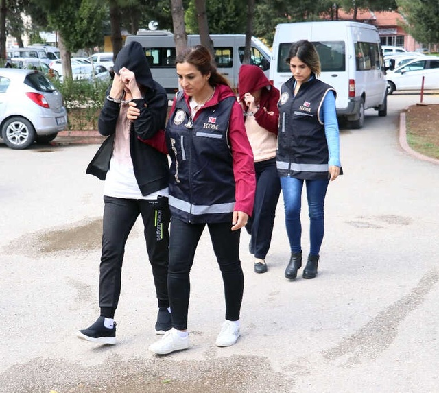 Dilenci, Uyuşturucu Bağımlısı ve Hırsıza Takım Elbise Giydirdi, Dolandırıcılık Yaptırdı