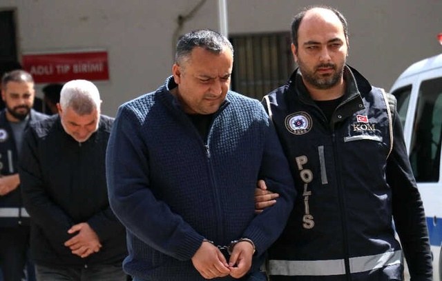 Dilenci, Uyuşturucu Bağımlısı ve Hırsıza Takım Elbise Giydirdi, Dolandırıcılık Yaptırdı
