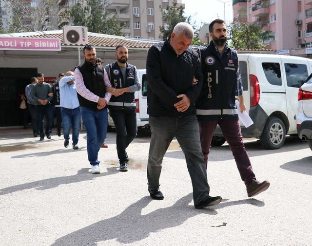 Dilenci, Uyuşturucu Bağımlısı ve Hırsıza Takım Elbise Giydirdi, Dolandırıcılık Yaptırdı