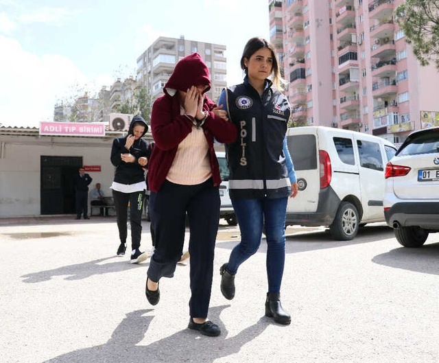 Dilenci, Uyuşturucu Bağımlısı ve Hırsıza Takım Elbise Giydirdi, Dolandırıcılık Yaptırdı