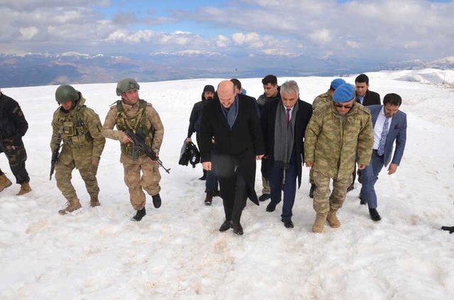 Bakan Soylu, Yüksekova'da Askeri Üs Bölgelerini Ziyaret Etti