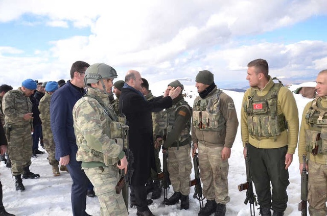 Bakan Soylu, Yüksekova'da Askeri Üs Bölgelerini Ziyaret Etti