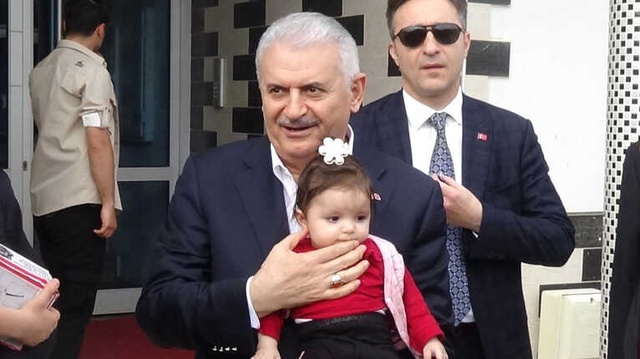 Başbakan'dan Öğrencisi Tarafından Öldürülen Okul Müdürünün Ailesine Taziye Ziyareti