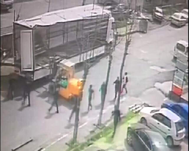 İstanbul'daki Korkunç Kaza Kamerada! 4 Tonluk Makine, İşçinin Üzerine Devrildi