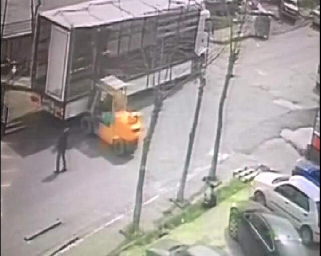 İstanbul'daki Korkunç Kaza Kamerada! 4 Tonluk Makine, İşçinin Üzerine Devrildi