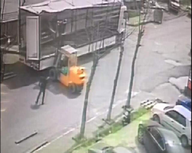 İstanbul'daki Korkunç Kaza Kamerada! 4 Tonluk Makine, İşçinin Üzerine Devrildi