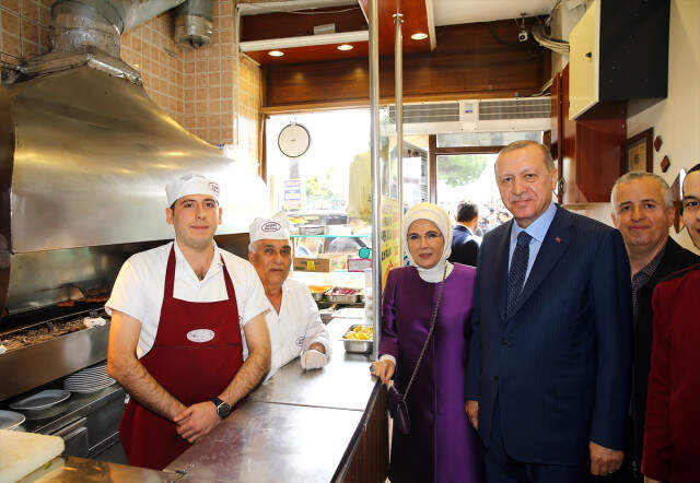 Erdoğan, Eşiyle Birlikte Sultanahmet'teki Tarihi Köftecide Yemek Yedi