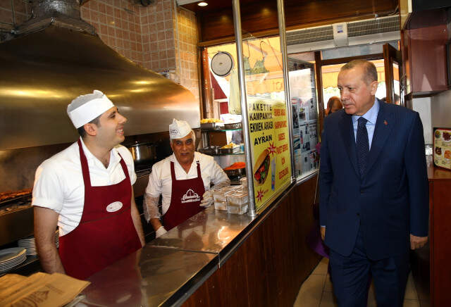 Erdoğan, Eşiyle Birlikte Sultanahmet'teki Tarihi Köftecide Yemek Yedi