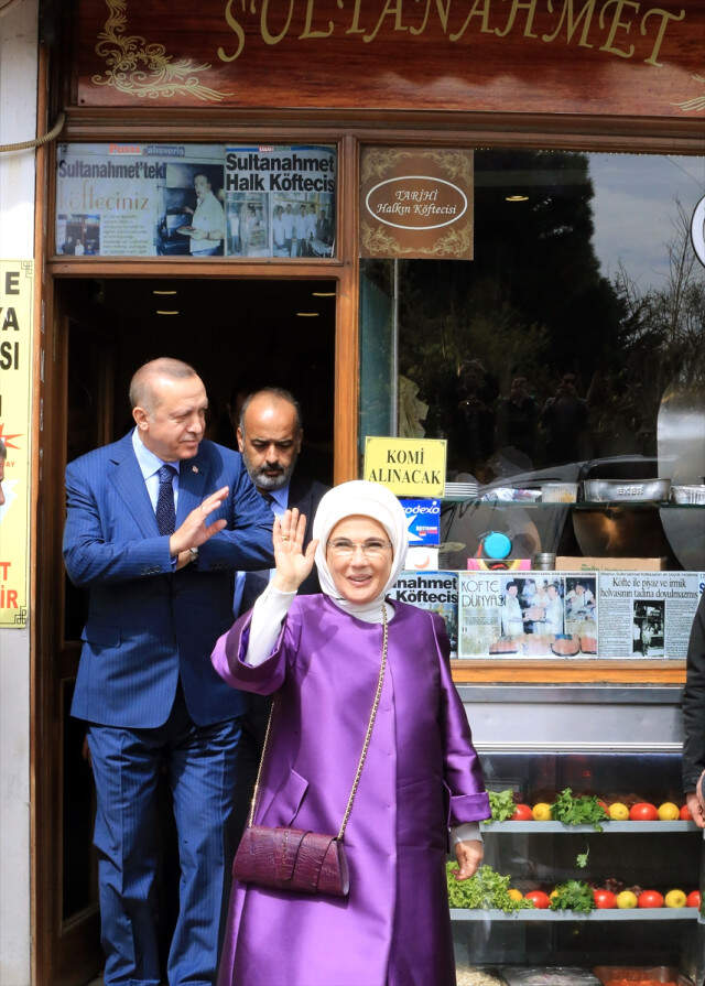 Erdoğan, Eşiyle Birlikte Sultanahmet'teki Tarihi Köftecide Yemek Yedi