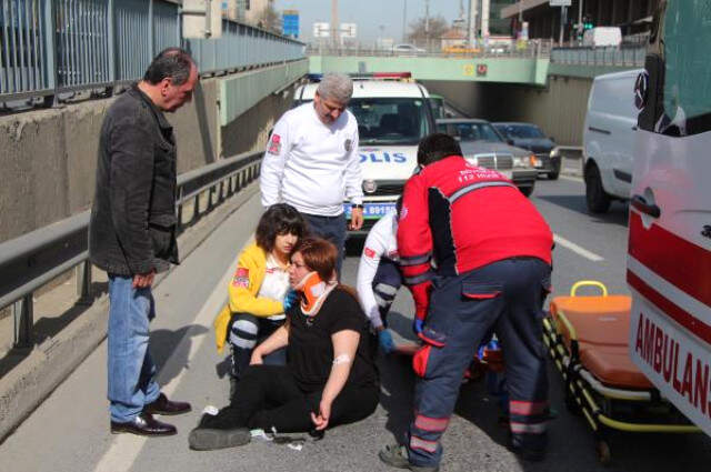 Erkek Arkadaşına Kızdı, Seyir Halindeki Araçtan Atladı