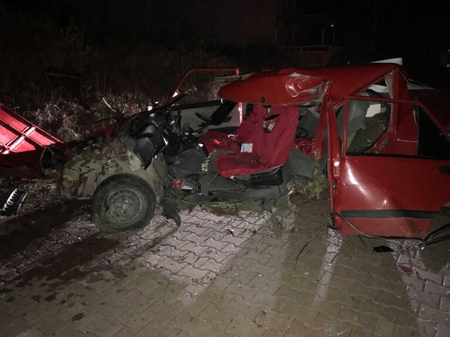 Yol Kenarındaki Direğe Çarpan Araç Paramparça Oldu: Sürücü Ağır Yaralandı